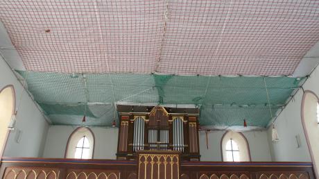Um die Gottesdienstbesucher vor möglicherweise herabfallenden Teilen zu schützen, wurde in der Unterbernbacher Kirche vorübergehend ein Schutznetz unter der Decke angebracht. 