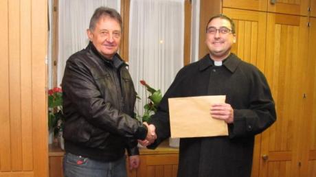 Johann Frohnwieser übergab Pfarrer Karl Heinz Reitberger eine Spende über 5000 Euro.  