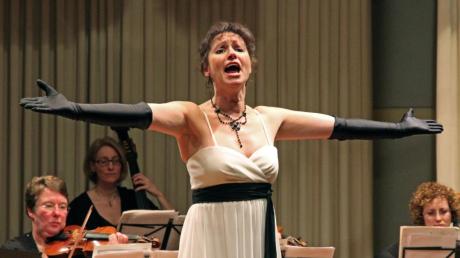 Elisabeth Artmeier will auch beim Neujahrskonzert 2013 das Publikum mit ihrem stimmgewaltigen Sopran begeistern. 