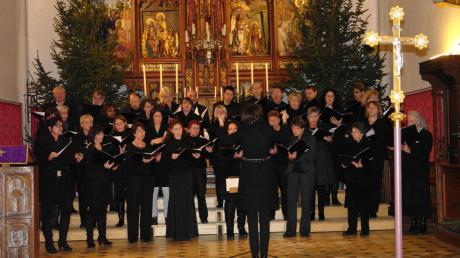 Die Fichten stehen schon bereit in der St.-Martin-Kirche in Aindling. Für Weihnachtsstimmung sorgten die Sänger der Liedertafel und die Bläser des Musikvereins Aindling. 