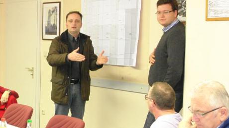 Durach-Geschäftsführer Stefan Parnowski und Unternehmer Günter Durach erläuterten dem Todtenweiser Gemeinderat die Pläne für die neue Halle.