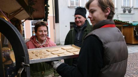 Für die frischen warmen Lebkuchen des Imkervereins Aichach warteten die Besucher auch gerne, bis der Nachschub aus dem Ofen fertig war.
