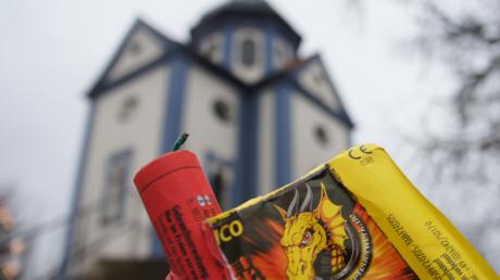 Die Silvesterfeiern an der Burgstallkapelle ufern aus. Die Kirchengemeinde fürchtet dabei auch, dass Böller und Raketen einen Brand am hölzernen Dachstuhl verursachen könnten. 