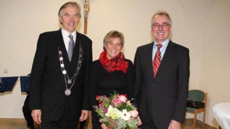 Hans Höss bekommt die Verdienstmedaille der Marktgemeinde Kühbach. Höss’ Ehefrau Elisabeth überreichte Bürgermeister Hans Lotterschmid (links) Blumen. 