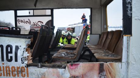 Ein Busunfall – ein Albtraum für die Rettungskräfte – wurde jetzt in Sielenbach simuliert. Am Ende der Übung hatten die 164 Feuerwehrleute große Löcher in den ehemaligen Linienbus gerissen. 