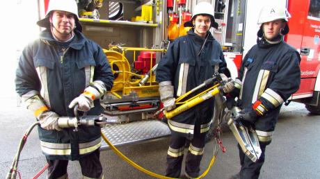 Die Rehlinger Feuerwehr erhält mehr Geld für Leistungsprüfungen. Auf dem Bild zeigen Andreas Kober, Fabian Hörmann und Stefan Limmer (von links) technische Geräte wie hydraulische Scheren und Spreizer für technische Hilfeleistungen. 