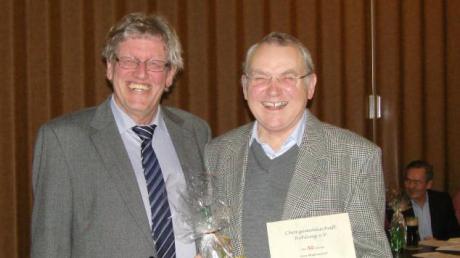 50 Jahre Mitglied ist Josef Grandy (rechts). Dazu gratulierte ihm Vorsitzender Helmut Krämling.