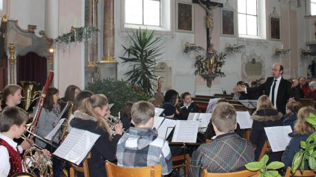 Peter Weber dirigierte das Marktorchester Aindling in der Pfarrkirche in Gebenhofen. 