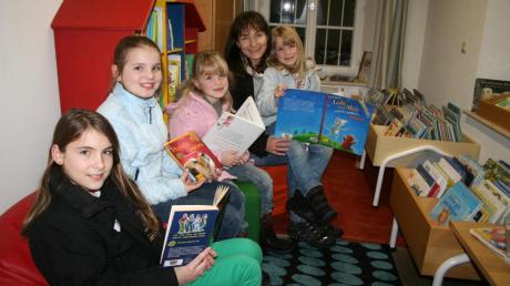 Karin Trott und ihre Mädchen Janina, Chiara, Shana und Tiziana (von links) sind richtige Leseratten.  