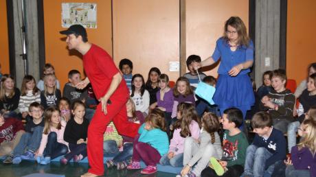 Die Schüler der Kühbacher Grundschule verfolgen gespannt die Aufführung des Theaters Eukitea zum Thema Mobbingprävention. 