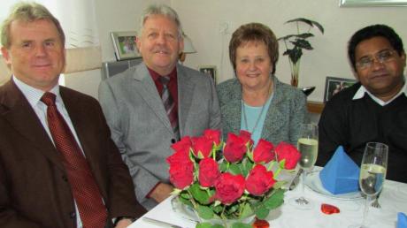 Das Jubelpaar Marianne und Anton Herb aus Rehling (Mitte) konnte kürzlich goldene Hochzeit feiern. Es gratulierten Bürgermeister Alfred Rappel (links) und Pater Thomas (rechts). 