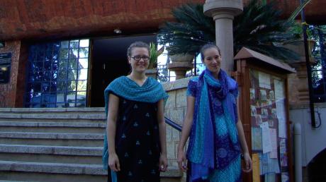Die 18-jährige Tabea (links) aus Zahling-Obergriesbach nimmt am Projekt "Schulbildung für Steinbruchkinder" teil und berichtet für die Aichacher Nachrichten in ihrem Reisetagebuch.