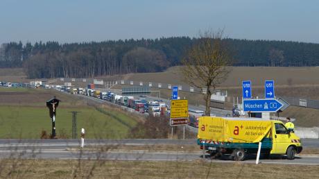 Die A8 war in Richtung München bei der Anschlussstelle Adelzhausen gesperrt. Der Verkehr staute sich auf mehrere Kilometer. 