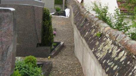 Auf dem Friedhof in Ainertshofen stehen umfangreiche Arbeiten an. Die Marktgemeinde Inchenhofen bezuschusst die Sanierung der Mauer. 