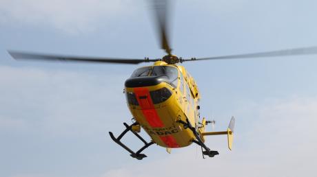Mit einem Rettungshubschrauber ist ein Mann aus Pötmess ins Klinikum Augsburg geflogen worden. Er hat bei einem Unfall ein Bein verloren.