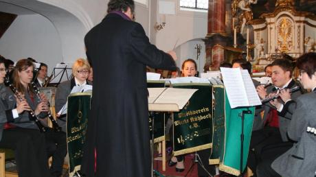 Dirigent Joseph Rast und seine jungen Musiker des Musikvereins Kühbach boten in der Schiltberger Pfarrkirche ein tolles Konzert. 