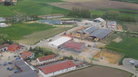 Fleißig gebaut wurde auch im vergangenen Jahr im Kühbacher Gewerbegebiet. Die Luftaufnahme stammt vom April 2012. Jetzt ist praktisch nur noch ein Grundstück zu haben. 