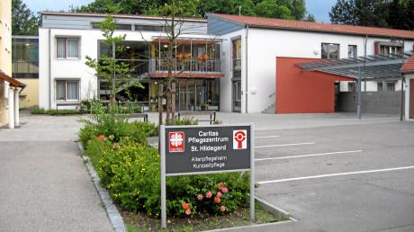 Das Pflegezentrum St. Hildegard in Pöttmes soll aufgestockt und um einen Flügel in Richtung Osten (Mittelschule) erweitert werden. Die Zahl der Betten würde sich dann von derzeit 30 auf 60 verdoppeln. Das Millionenprojekt der Caritas wurde jetzt im Marktgemeinderat vorgestellt. 