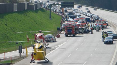 Ein 55-jähriger Mann starb am Samstag bei einem Unfall auf der A 8 auf Höhe Adelzhausen in Fahrtrichtung Stuttgart. Ein weiterer Autofahrer musste mit schweren Verletzungen in eine Münchner Klinik geflogen werden.