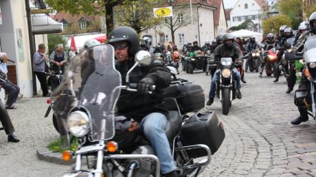 Rund 100 Motorradfahrer kamen nach Kühbach, um um eine unfallfreie Biker-Saison zu bitten und ihre Zwei- und Vierräder segnen zu lassen. 