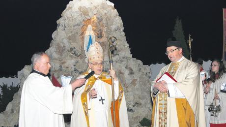 Bischof Josef Grünwald (Mitte) war bei der Weihe beeindruckt von der Lourdes-Grotte in Igenhausen, die er gemeinsam mit Dekan Stefan Gast (rechts) vornahm.