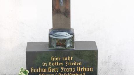In Pöttmes ist Pfarrer Franz Urban begraben, der vor der Vertreibung Ortsgeistlicher von Ogfolderhaid gewesen war.  
