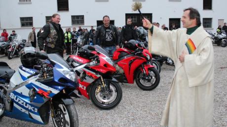 Diakon Norbert Kugler segnete die Motorräder, links auf dem Bild: Bernd Wittmann, Vorsitzender des Motorradclubs Rehling. 
