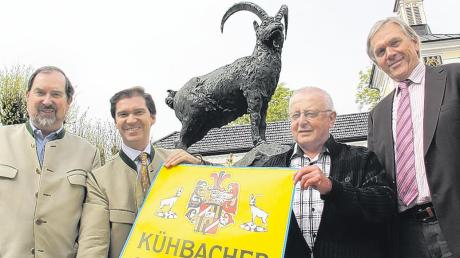 Umberto Freiherr von Beck-Peccoz (2. v. links) und sein Vater Federico (links) stellen mit Bürgermeister Hans Lotterschmid (rechts) und Ernst Hübner, Vorsitzender des TSV-Kühbach-Fördervereins, das Programm des Brauereifestes vor.