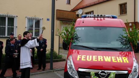 Pfarrer Thomas Rein segnete das neue Mehrzweckfahrzeug der Pöttmeser Feuerwehr. 
