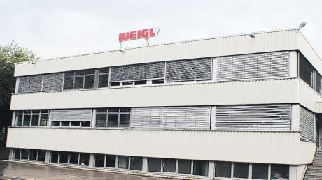 Die frühere Produktionshalle der Firma Weigl in Pöttmes wurde im Februar versteigert. Nun läuft ein Verfahren zur Wiederversteigerung, denn die neue Eigentümerin bezahlte bisher nicht. Sie hinterlegte nur eine Sicherheitsleistung. 
