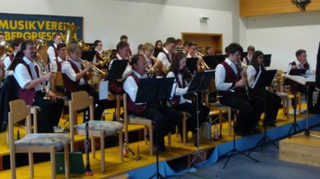 Ein Programm mit Melodien aus aller Welt präsentierte das Blasorchester des Musikvereins Obergriesbach beim Muttertagskonzert. 
