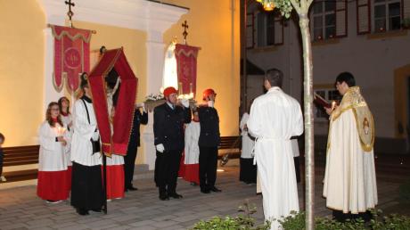 Bevor die Fatima-Madonna in der Johannes-Kapelle am Pöttmeser Marktplatz aufgestellt wurde, stimmten die vielen Gläubigen ein letztes Marienlied an.