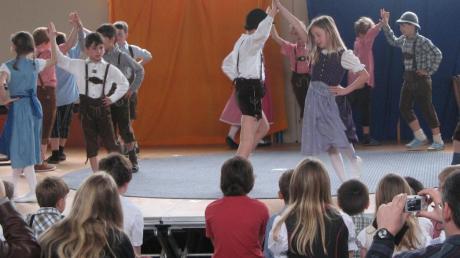 Fesch gekleidet in Trachtenmode, so wie es sich gehört, präsentierten die Mädchen und Jungs der dritten Klasse ihren Volkstanz auf der Bühne in der Schulturnhalle.