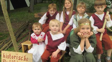 Auch diese historisch gekleideten Kinder sind bei den Historischen Tagen auf Schloss Scherneck dabei und zeigen, wie es im späten Mittelalter zuging. 
