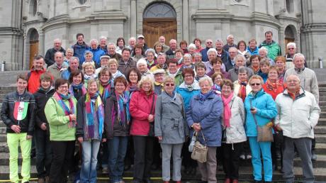 Das Foto zeigt die Kühbacher Reisegruppe nach der Führung vor der barocken Stiftskirche des Benediktinerklosters in Einsiedeln.  
