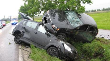 Aufeinanderliegend prallten diese beiden Autos gegen einen Baum. Bei dem spektakulären Unfall am Samstag bei Pöttmes wurden sieben Insassen glücklicherweise nur leicht verletzt. 