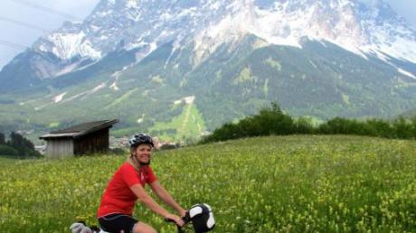 Auf dem Weg nach Palermo sind Simone (im Bild) und Anton Ochsenkühn aus Obergriesbach per Fahrrad, hier nahe der Zugspitze. 
