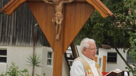Pfarrer Zeitlmeir weihte das Kreuz, das jetzt im Hof der Familie Jakob in Gebenhofen steht. Früher war das der Platz des Maibaums.