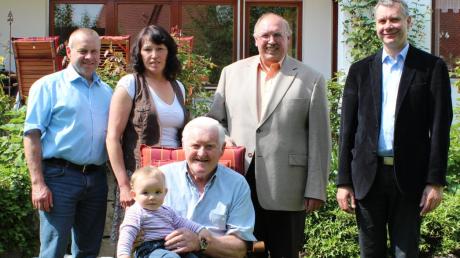 Jubilar Georg Carl (vorne) feierte seinen 80. Geburtstag mit seinem Urenkel Albert und (hinten von links) Sohn Konrad, Schwiegertochter Karin, Bürgermeister Thomas Riß und Pfarrer Alfred Nawa. 
