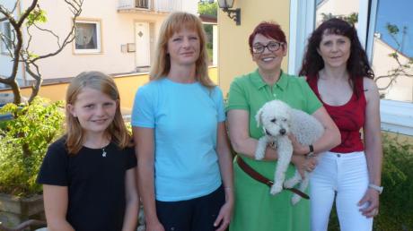 Die Pöttmeser Katzenfreunde haben auch ein Herz für Hunde, wie Vorsitzende Renate Loquai bei der Präsentation der neuen Vorstandsmitglieder zeigt: (von links) Alina Ivenz, Corinna Ivenz, Renate Loquai und Angelika Fiedler. 
