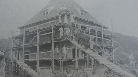 Schulhausbau anno 1912 in Oberbaar: die Honoratioren des Dorfes samt Maurern und Zimmerleuten vor dem Rohbau des quadratischen Gebäudes mit Spitzdach. Ab dem Bau dieses Schulhauses vor 100 Jahren gab es in Baar zwei Lehrkräfte.