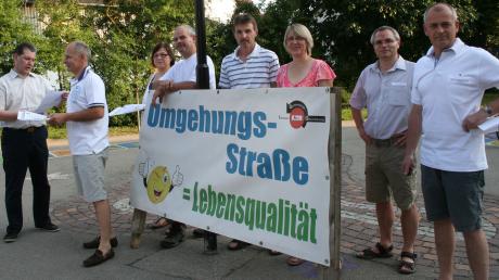 Mitglieder der Affinger Interessengemeinschaft für die Ortsumfahrung demonstrierten vor der Bürgerversammlung. 
