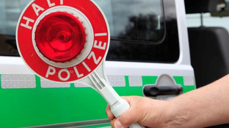 Die Polizei sucht zwei Männer, die einen Lastwagenfahrer mit einem Messer bedroht haben.