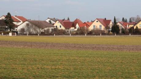 Das Areal westlich des Auweges in Inchenhofen soll Bauland werden. Dafür wird nun ein immissionsschutzrechtliches Gutachten erstellt. 