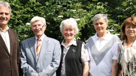 Glückwünsche für Leo Tenk zum 80. Geburtstag: (von links) Zweiter Bürgermeister Roman Tyroller, Leopold und Emilia Tenk, Teri Szölösi (Verwandte aus Urkut) und Ilse Koppold. 
