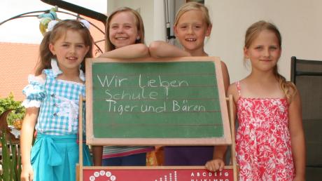 Diese Vier fühlen sich wohl in der „Flexiblen Grundschule“: (von links) „Tiger“ Vanessa Lechner (sieben Jahre alt) und die drei „Bären“ Laura Jakob (8), Christina Bärz (7) und Katharina Gabriel (8).