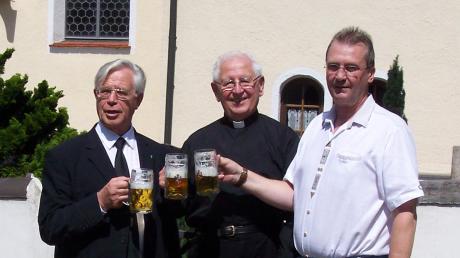 Gemeinsam über ein gelungenes Aulzhausener Pfarrfest freuen sich (von links) Pater Dominikus, Kirchenpfleger Lorenz Grabler und Bürgermeister Rudi Fuchs. 