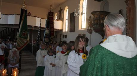 Die Ministranten verabschiedeten sich im Gottesdienst mit Sonnenblumen von Pater Dominikus. 
