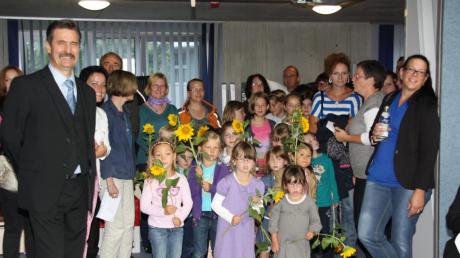 Die Unterbernbacher Kindergartenkinder bei ihrem Auftritt für den Kühbacher Pfarrer. Später überreichten sie ihm Sonnenblumen.  
