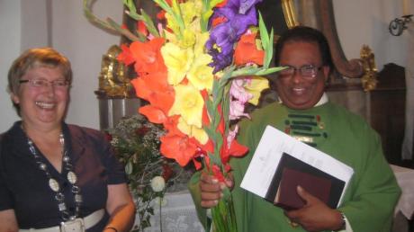 Mit einem Strauß Blumen verabschiedete Centa Plöckl als Vorsitzende des Pfarrgemeinderats Alsmoos-Petersdorf Pater Mathew.